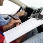 persoon doet partijkexamen