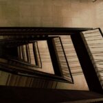 Industri&euml;le trap met betonnen traptreden en metalen leuningen in een robuust interieur