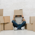 man met hoofd in doos