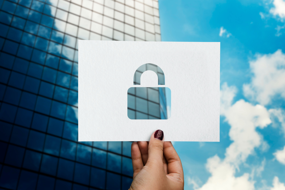 een slotje uitgeknipt in papier