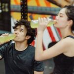 Jongen en meisje weten dat je meer uit je training kunt halen door betere drinkgewoonten