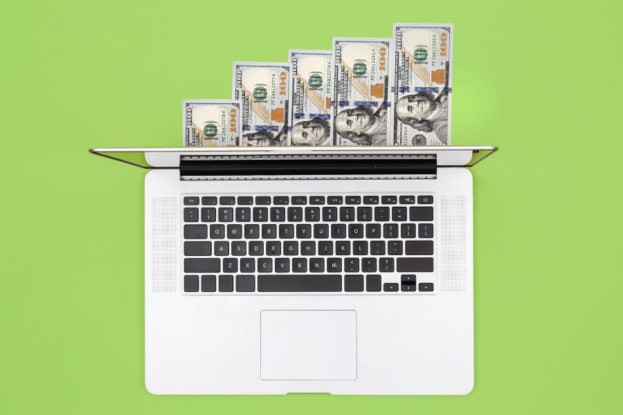 Groene achtergrond laptop biljetten geld 