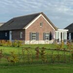 Moderne woning met tuin en hekwerk in groene woonwijk